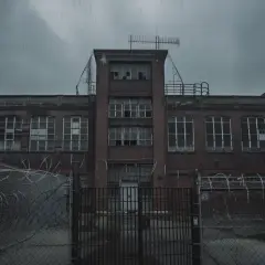 Blok 11 Auschwitz: Piekło w sercu obozu śmierci. Mroczna historia