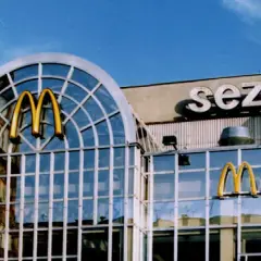 Kiedy był pierwszy McDonald's w Polsce? Oto zaskakujące fakty