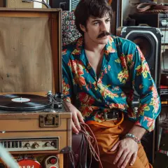 Styl męski lat 70-80: Trendy i wpływ na życie mody męskiej lat 70/80